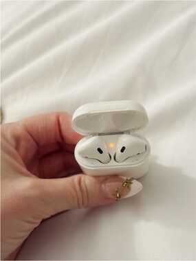 Apple Wireless Earbuds in Charging Case